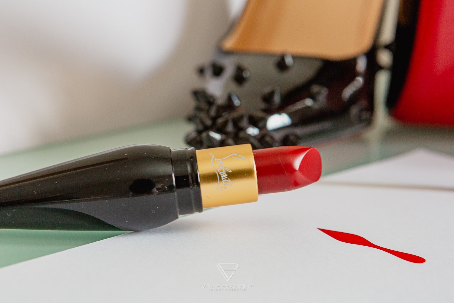 Christian Louboutin Lipstick - Rouge Louboutin Silky Satin 001 3 Christian Louboutin Lipstick - Rouge Louboutin Silky Satin 001 - Christian Louboutin Lipstick - Beautyblog - Beautyprodukte - Lipstick Rouge - RedSoles - Louboutin-Pumps