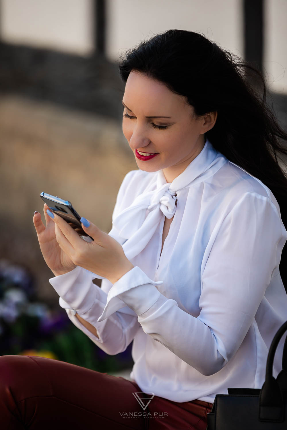 Fashionblogger Vanessa Pur - Luxusblog - Lederhose in rot, Plateau Pumps von Christian Louboutin, weiße Bluse - Handtasche Karl Lagerfeld - Smartphone - Lifestyleblog - lange Haare, rote Lippen