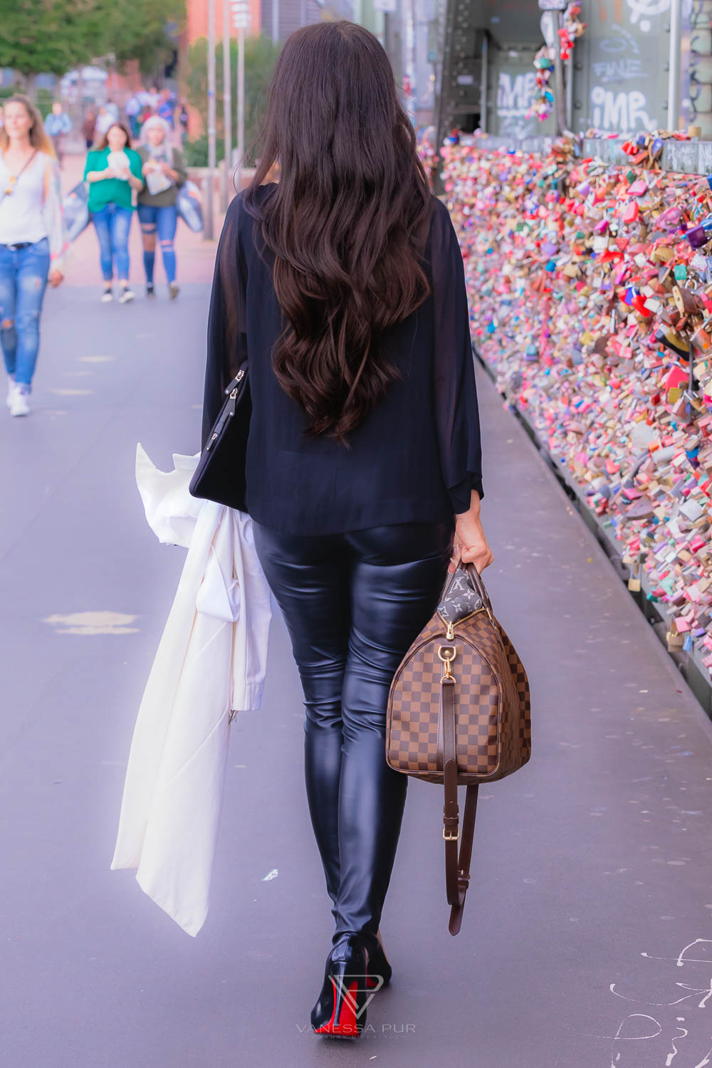 Vanessa Pur in Lederhose - Beste Lederhosen Outfits und beste Lederhose für den Alltag. Welche Lederhose für welche Jahreszeit? Wie kombiniere ich Lederhosen am besten