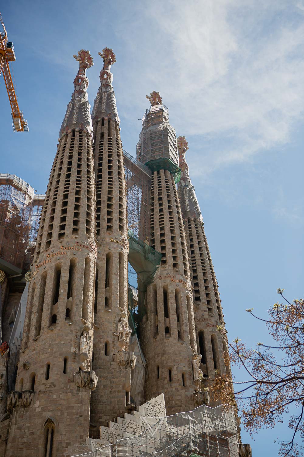 Barcelona - Sagrada Familia church - view & tips for visiting the church and basilica - Top sightseeing in Barcelona, the Sagrada Familia. Entrance fees and opening hours, views from the towers and tips for visiting - Basílica i Temple Expiatori de la Sagrada Família - How much does it cost to climb the tower? Which tower is better? When is the Sagrada open? Is it worth a visit to Barcelona? Barcelona sightseeing and top10 tips - Luxury Travel Blog - Travel Blogger Germany