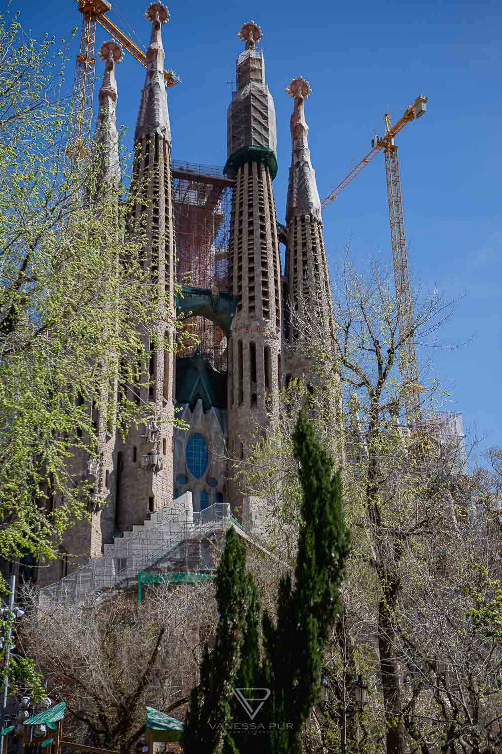 Barcelona - Sagrada Familia church - view & tips for visiting the church and basilica - Top sightseeing in Barcelona, the Sagrada Familia. Entrance fees and opening hours, views from the towers and tips for visiting - Basílica i Temple Expiatori de la Sagrada Família - How much does it cost to climb the tower? Which tower is better? When is the Sagrada open? Is it worth a visit to Barcelona? Barcelona sightseeing and top10 tips - Luxury Travel Blog - Travel Blogger Germany