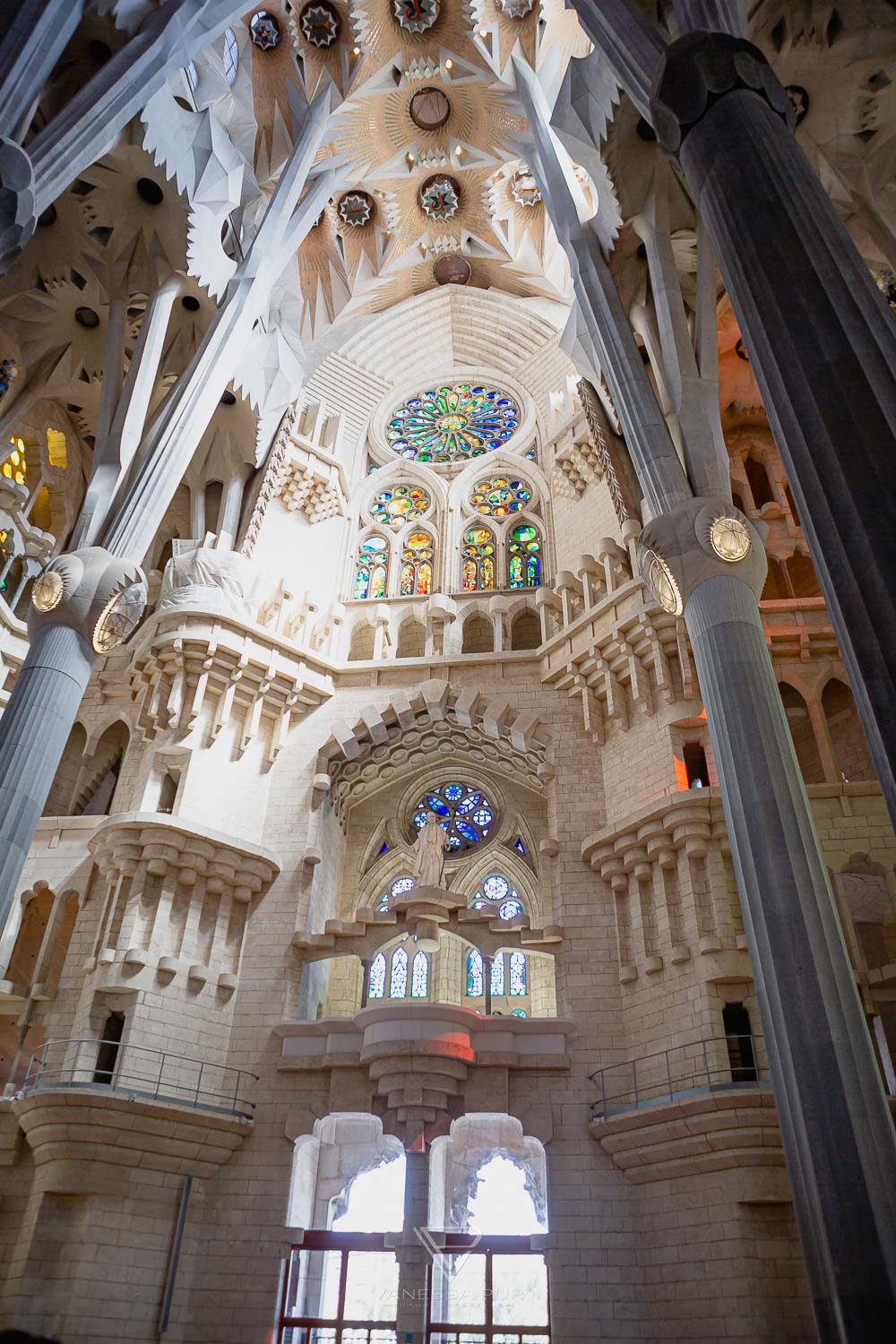 Barcelona - Sagrada Familia church - view & tips for visiting the church and basilica - Top sightseeing in Barcelona, the Sagrada Familia. Entrance fees and opening hours, views from the towers and tips for visiting - Basílica i Temple Expiatori de la Sagrada Família - How much does it cost to climb the tower? Which tower is better? When is the Sagrada open? Is it worth a visit to Barcelona? Barcelona sightseeing and top10 tips - Luxury Travel Blog - Travel Blogger Germany