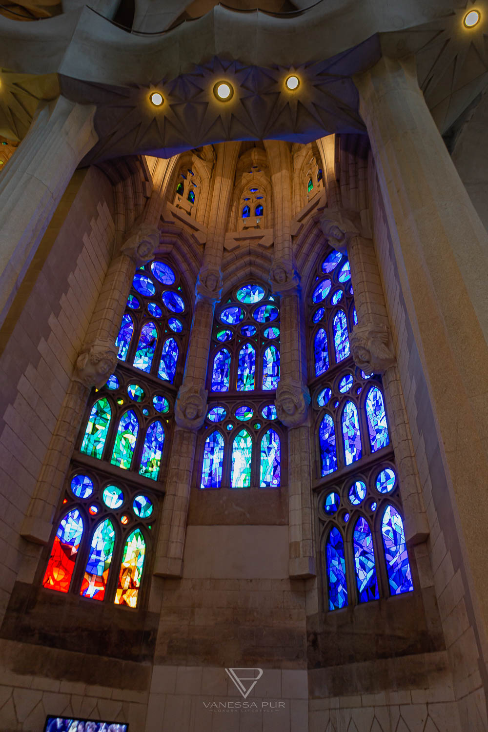 Barcelona - Sagrada Familia church - view & tips for visiting the church and basilica - Top sightseeing in Barcelona, the Sagrada Familia. Entrance fees and opening hours, views from the towers and tips for visiting - Basílica i Temple Expiatori de la Sagrada Família - How much does it cost to climb the tower? Which tower is better? When is the Sagrada open? Is it worth a visit to Barcelona? Barcelona sightseeing and top10 tips - Luxury Travel Blog - Travel Blogger Germany