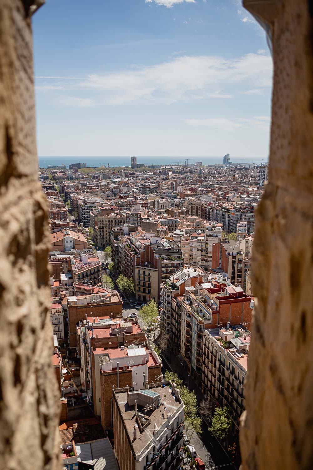 Barcelona - Sagrada Familia church - view & tips for visiting the church and basilica - Top sightseeing in Barcelona, the Sagrada Familia. Entrance fees and opening hours, views from the towers and tips for visiting - Basílica i Temple Expiatori de la Sagrada Família - How much does it cost to climb the tower? Which tower is better? When is the Sagrada open? Is it worth a visit to Barcelona? Barcelona sightseeing and top10 tips - Luxury Travel Blog - Travel Blogger Germany