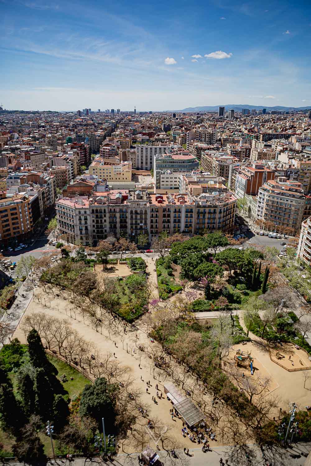 Barcelona - Sagrada Familia church - view & tips for visiting the church and basilica - Top sightseeing in Barcelona, the Sagrada Familia. Entrance fees and opening hours, views from the towers and tips for visiting - Basílica i Temple Expiatori de la Sagrada Família - How much does it cost to climb the tower? Which tower is better? When is the Sagrada open? Is it worth a visit to Barcelona? Barcelona sightseeing and top10 tips - Luxury Travel Blog - Travel Blogger Germany