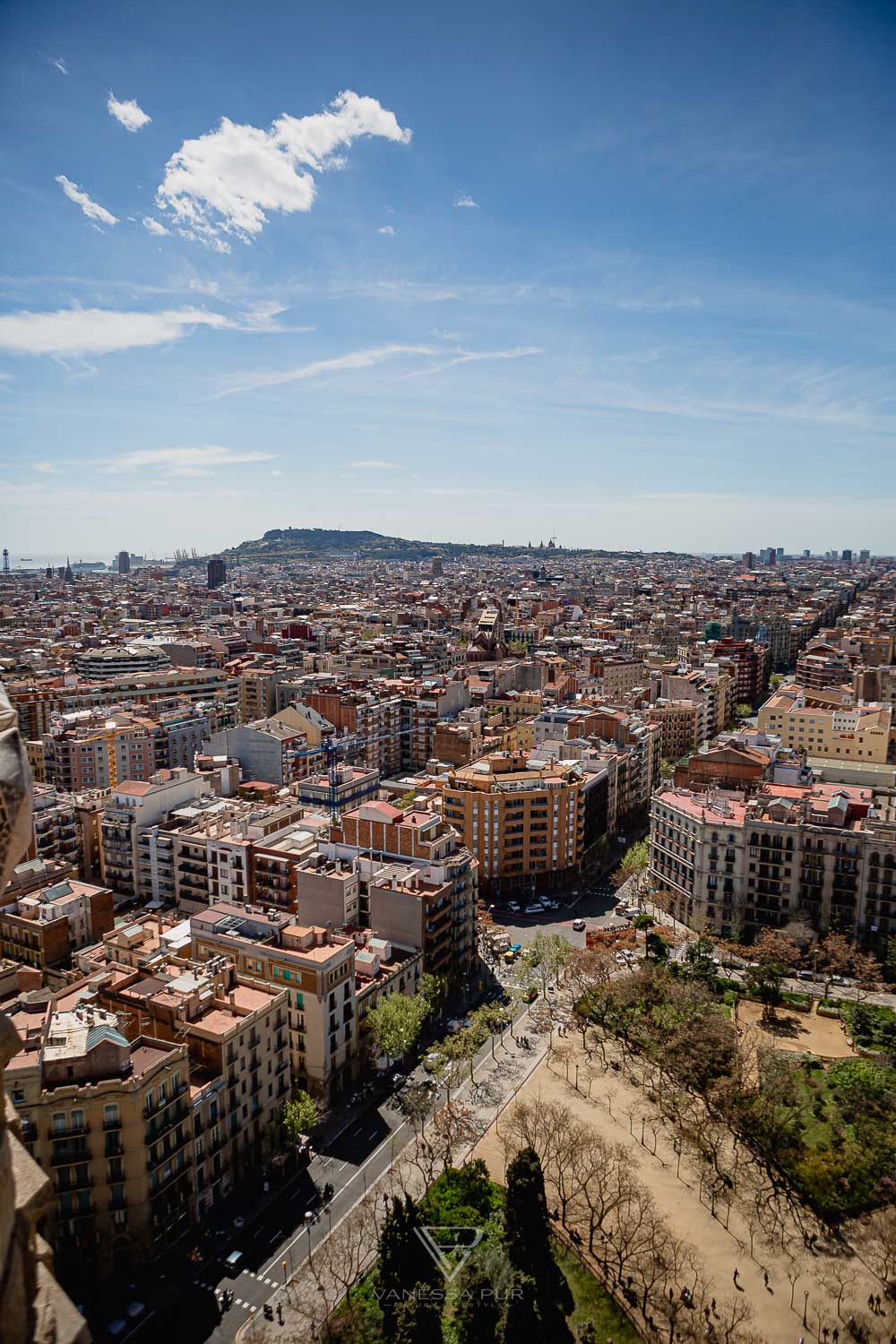 Barcelona - Sagrada Familia Kirche - Aussicht & Tipps zur Kirche, zur Besichtigung der Basilika - Top Sehenswürdigkeiten in Barcelona, die Sagrada Familia. Eintrittspreise und Öffnungszeiten, Aussicht von den Türmen und Tipps zum Besuch - Basílica i Temple Expiatori de la Sagrada Família - Was kostet der Aufstieg auf den Turm? Welcher Turm ist besser? Wann ist die Sagrada geöffnet? Lohnt sich ein Besuch in Barcelona? Barcelona Sehenswürdigkeit und Top10 Tipps - Luxus-Reiseblog - Reiseblogger Deutschlan