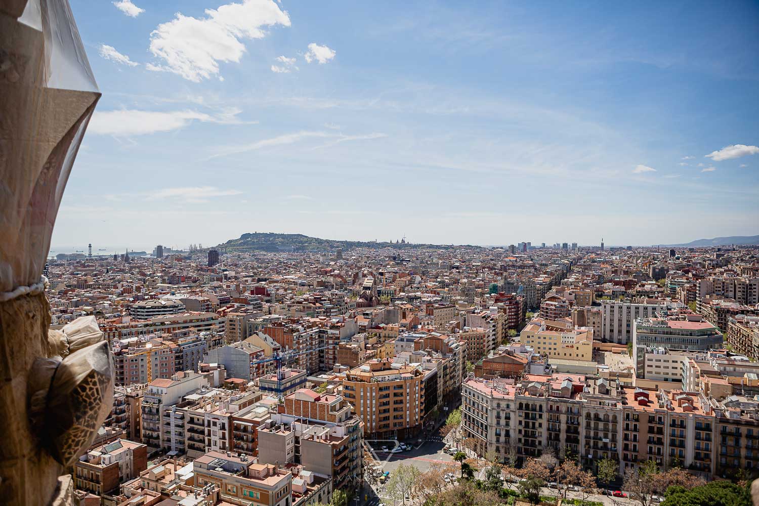 Barcelona - Sagrada Familia church - view & tips for visiting the church and basilica - Top sightseeing in Barcelona, the Sagrada Familia. Entrance fees and opening hours, views from the towers and tips for visiting - Basílica i Temple Expiatori de la Sagrada Família - How much does it cost to climb the tower? Which tower is better? When is the Sagrada open? Is it worth a visit to Barcelona? Barcelona sightseeing and top10 tips - Luxury Travel Blog - Travel Blogger Germany