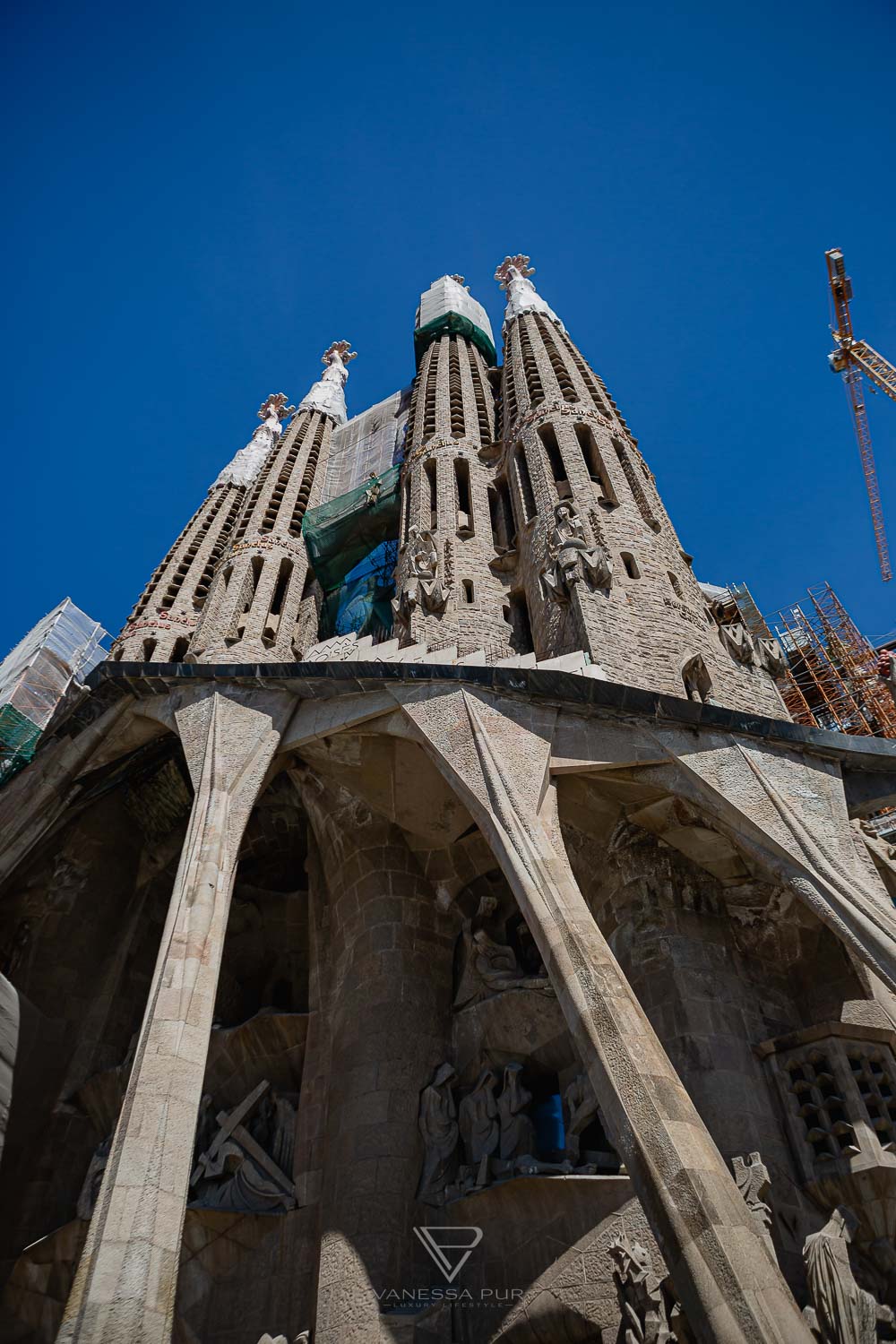 Barcelona - Sagrada Familia church - view & tips for visiting the church and basilica - Top sightseeing in Barcelona, the Sagrada Familia. Entrance fees and opening hours, views from the towers and tips for visiting - Basílica i Temple Expiatori de la Sagrada Família - How much does it cost to climb the tower? Which tower is better? When is the Sagrada open? Is it worth a visit to Barcelona? Barcelona sightseeing and top10 tips - Luxury Travel Blog - Travel Blogger Germany