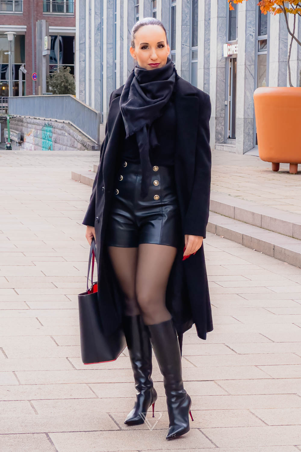 Vanessa Pur - Shopping in Hamburg - leather hotpants - nylons - How to wear boots in autumn and winter and combine them properly with latest trends. Over the knee boots, knee high boots, thigh high boots, otk