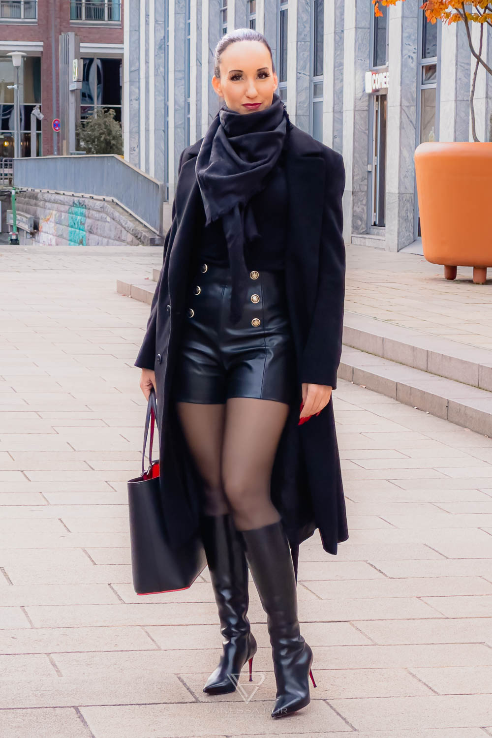 Wie man Stiefel im Herbst und Winter tragen und richtig kombinieren kann, stylish mit aktuellen Trends. Overknees Stiefeln, kniehohe Stiefel, OTKs,  