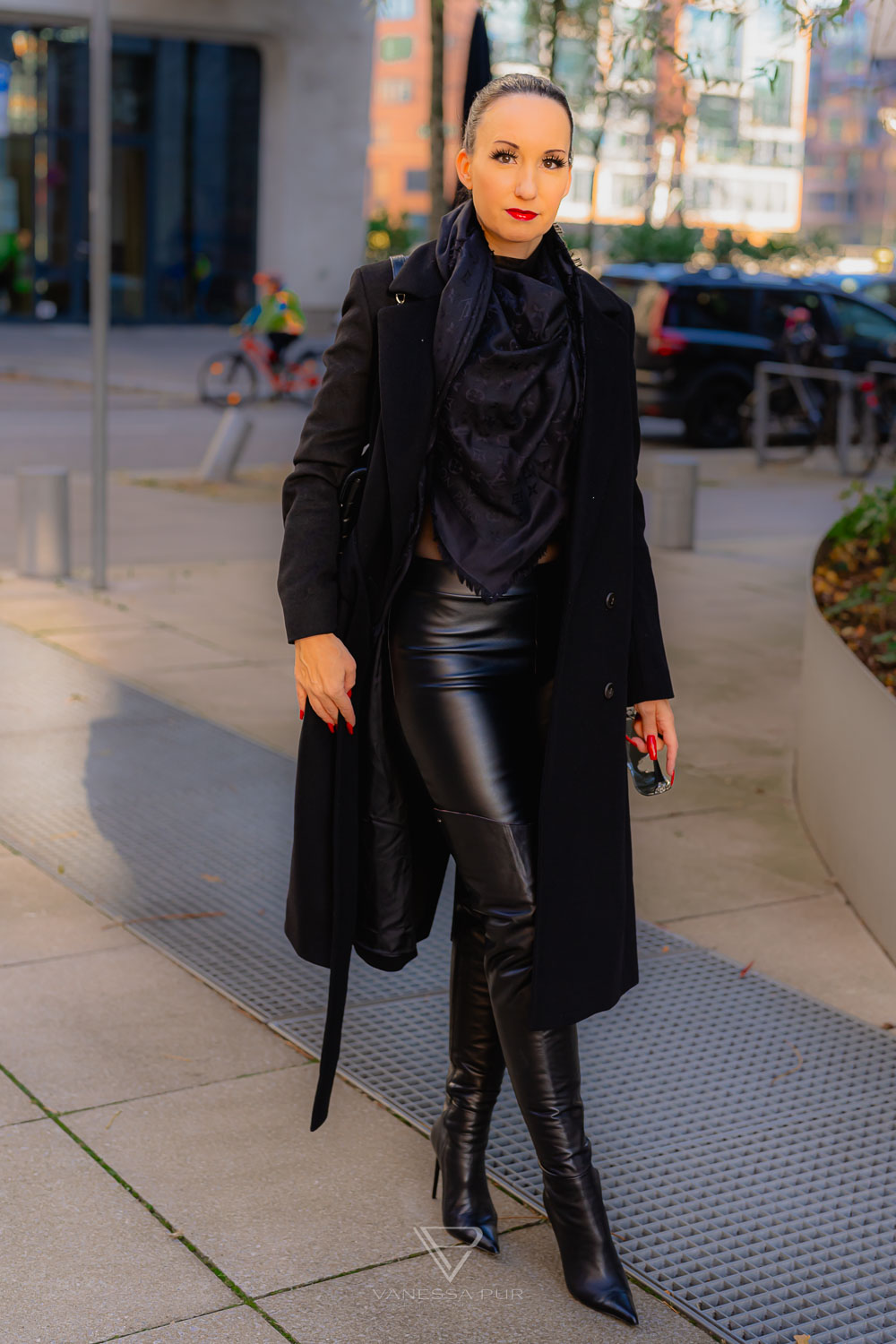Vanessa Pur - Shopping in Hamburg - leather pants - otk boots - How to wear boots in autumn and winter and combine them properly with latest trends. Over the knee boots, knee high boots, thigh high boots, otk