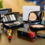 Chanel Beauty Produkte - Makeup, Lippenstift und Parfum, Neue Chanel Beauty Make-up Produkte - Holiday Collection 2023, Palette Lumière Graphique, Lippenstift Rouge Allure L’Extrait und Rouge Allure Laque, Puder Les Beiges von Chanel Beauty