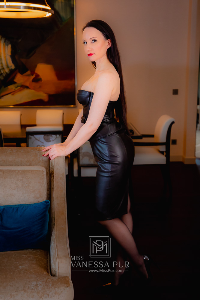 Elegant Leather Lady Style – Nylon meets leather