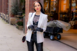 Wear boots in autumn and winter and combine them properly