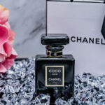 Duft vom Chanel Coco Noir Parfüm für die elegante Seite der Weiblichkeit. Sinnlich und warm mit Faszination und Anziehungskraft. Schwarz gold
