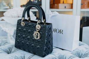 Christian Dior - Mittelgroße Lady Dior Handtasche aus Leder, schwarzes Lammnappa und gold - Die mittelgroße Lady Dior Handtasche von Christian Dior ist seit 1995 ein absoluter Klassiker unter den Luxus Designer Handtaschen. Geschichte mit Lady Diana
