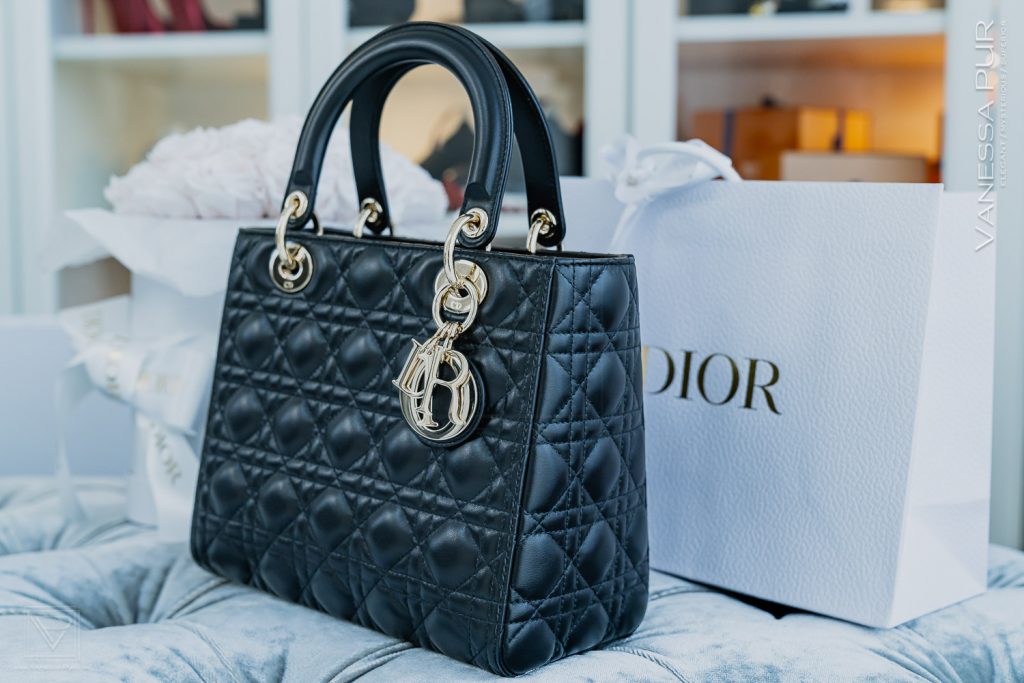 Christian Dior - Mittelgroße Lady Dior Handtasche aus Leder, schwarzes Lammnappa und gold - Die mittelgroße Lady Dior Handtasche von Christian Dior ist seit 1995 ein absoluter Klassiker unter den Luxus Designer Handtaschen. Geschichte mit Lady Diana