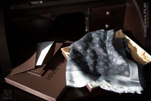 Louis Vuitton Monogram Denim Tuch schwarz - 10 Jahre Erfahrung mit dem Louis Vuitton Monogram Denim Tuch schwarz als elegantes Tuch im Winter mit LV Logo und Fransen. Luxus Designer