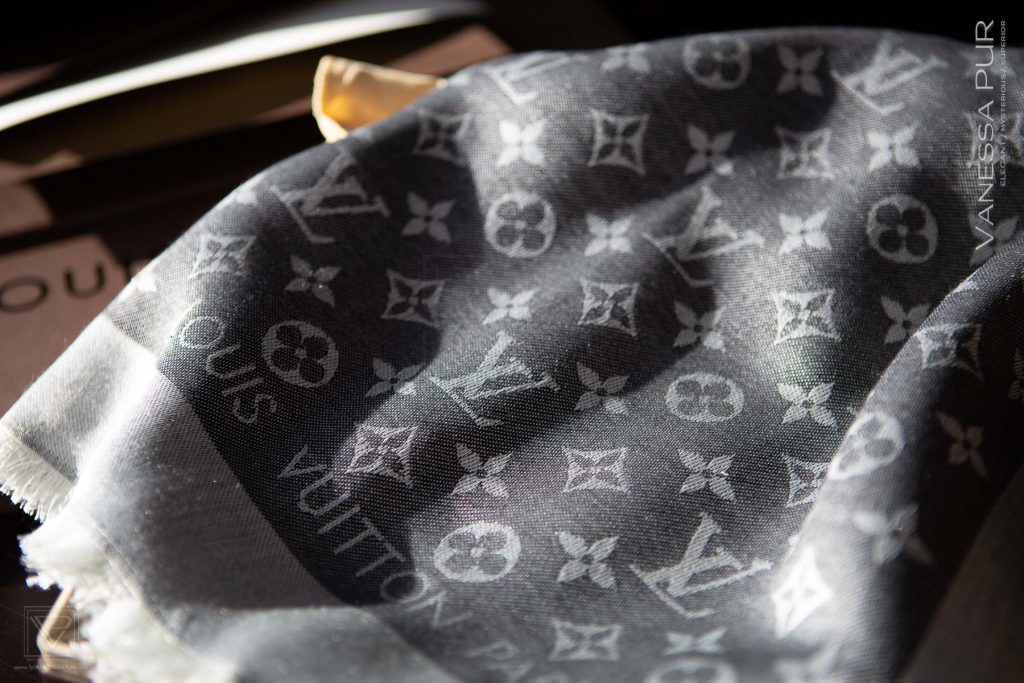 Louis Vuitton Monogram Denim Tuch schwarz - 10 Jahre Erfahrung mit dem Louis Vuitton Monogram Denim Tuch schwarz als elegantes Tuch im Winter mit LV Logo und Fransen. Luxus Designer