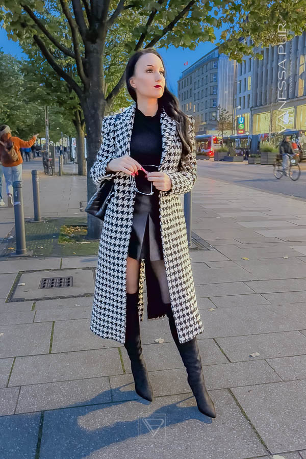 Vanessa Pur - Streetstyle - black and white coat - boots - Langer Mantel, kurzer Lederrock und Overknee Stiefel als Herbst oder Frühjahrslook zum Shopping in der Stadt, Dazu Handtasche, Sonnenbrille