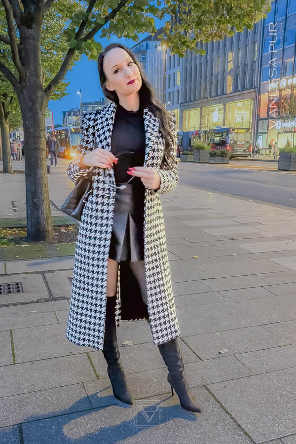 Vanessa Pur - Streetstyle - black and white coat - boots - Long coat, short leather skirt and overknee boots as a fall or spring look for shopping in the city, plus handbag, sunglasses