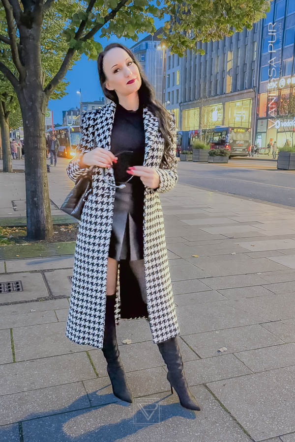 Vanessa Pur - Streetstyle - black and white coat - boots - Langer Mantel, kurzer Lederrock und Overknee Stiefel als Herbst oder Frühjahrslook zum Shopping in der Stadt, Dazu Handtasche, Sonnenbrille