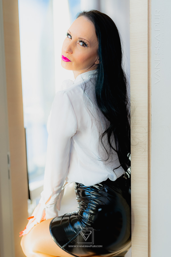 Vanessa Pur - eleganter Look mit glänzender Strumpfhose, weißer Bluse und schwarzen Lackminirock