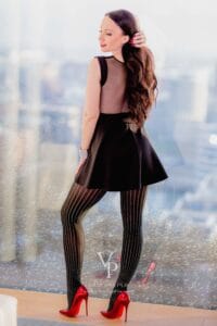 Kleines Schwarzes Kleid und Glitzerstrumpfhose mit Highheels