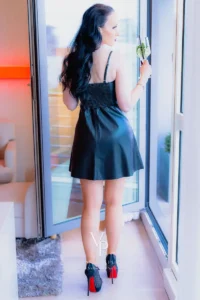 Lederkleid, Peep-Toes und ein Cocktail – Sommerzeit