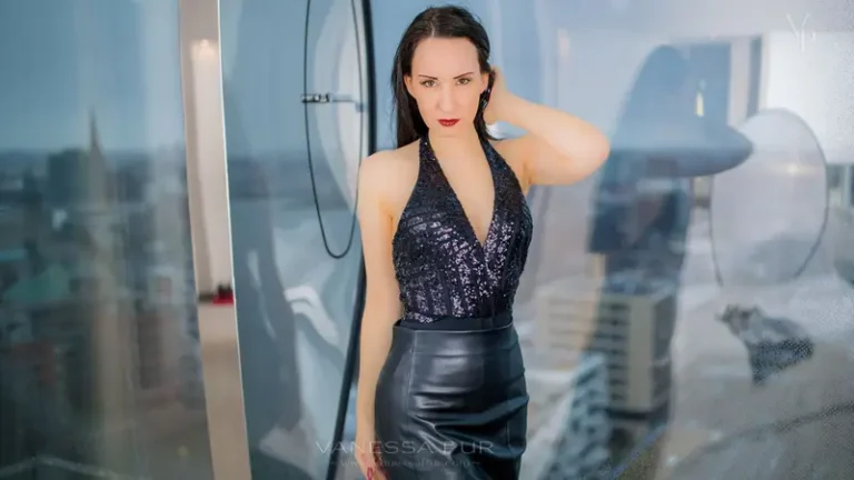 Silvester Outfit mit Latex oder Leder (Video)