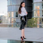 Vanessa Pur Latex mit weißer Bluse kombinieren - Business Fashion Outfit