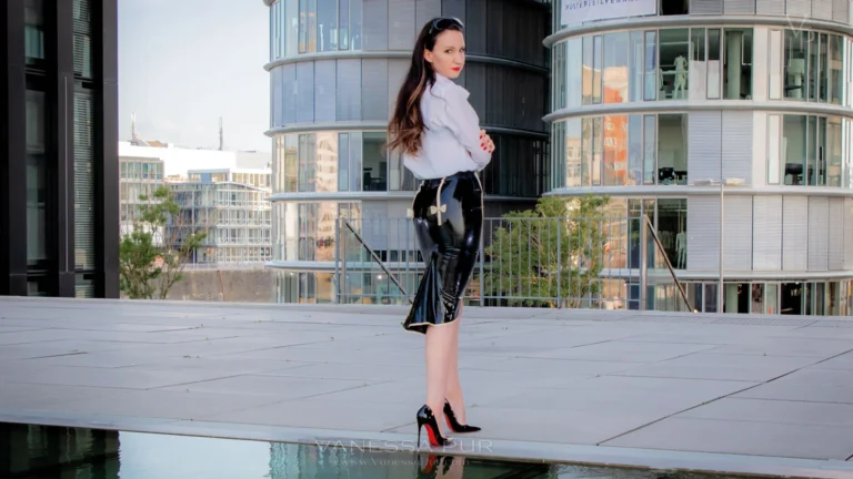 Latex mit weißer Business Bluse kombinieren (Video)