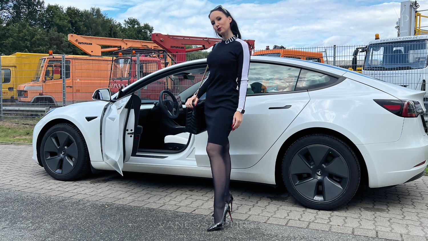 Tesla Model 3 Long Range Erfahrung und Fazit nach einem Jahr - Technik Video mit Häufigen Fragen zu weißen Sitzen, Frunk, Trunk und Reichweite beim E-Auto