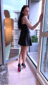 Leather dress, peep-toes and a cocktail (Videoclip)