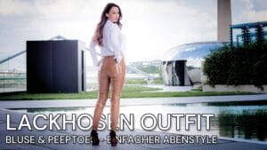 Glänzendes LACKHOSEN OUTFIT mit High Heels Sandalen und weißer Bluse