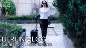 Leder Outfit mit Leder Stiefeln, langen Handschuhen und Leder Leggings