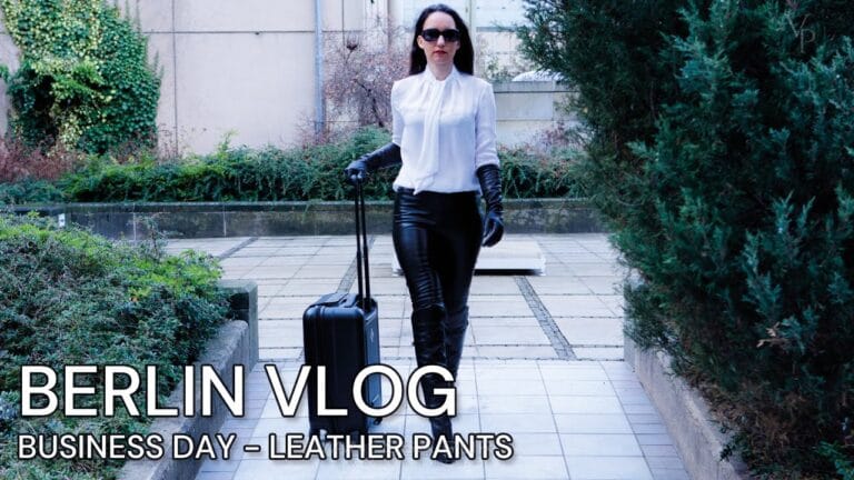 Leder Outfit mit Leder Stiefeln, langen Handschuhen und Leder Leggings
